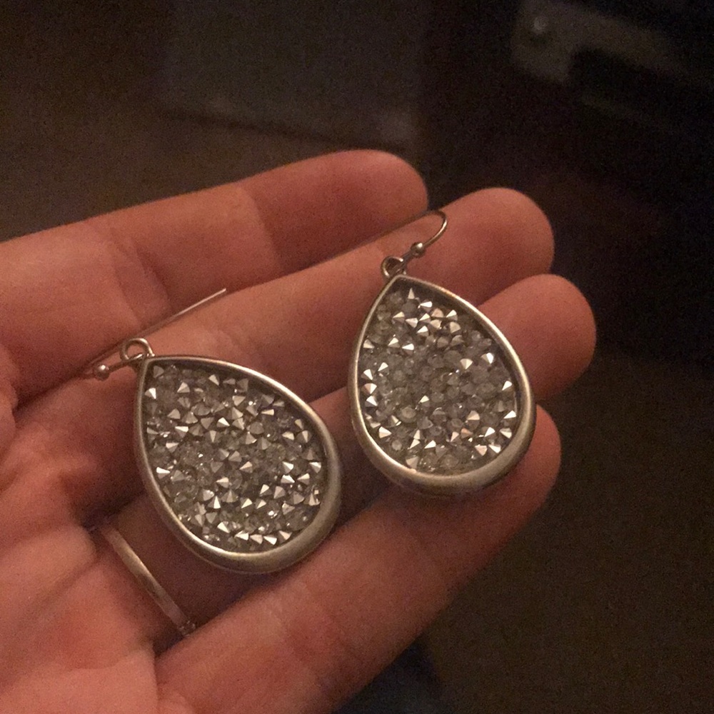 2for$10 ✨ teardrop studded earrings